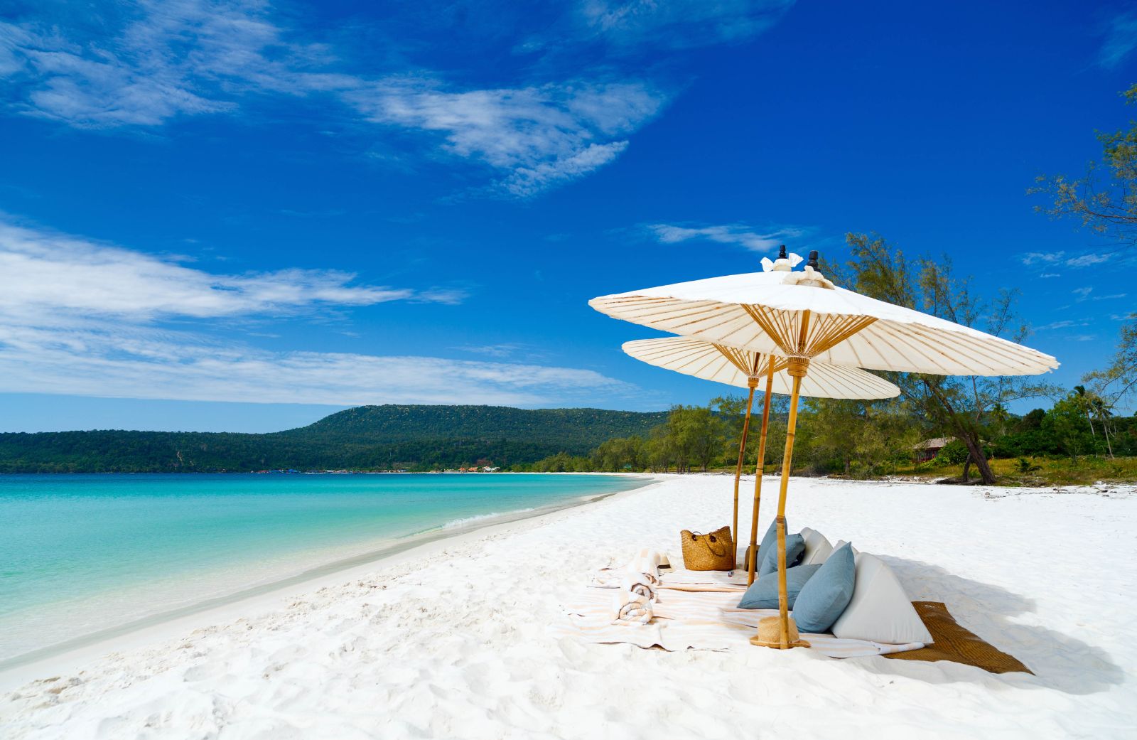 White sand beach and picnic set up at luxury resort Song Saa