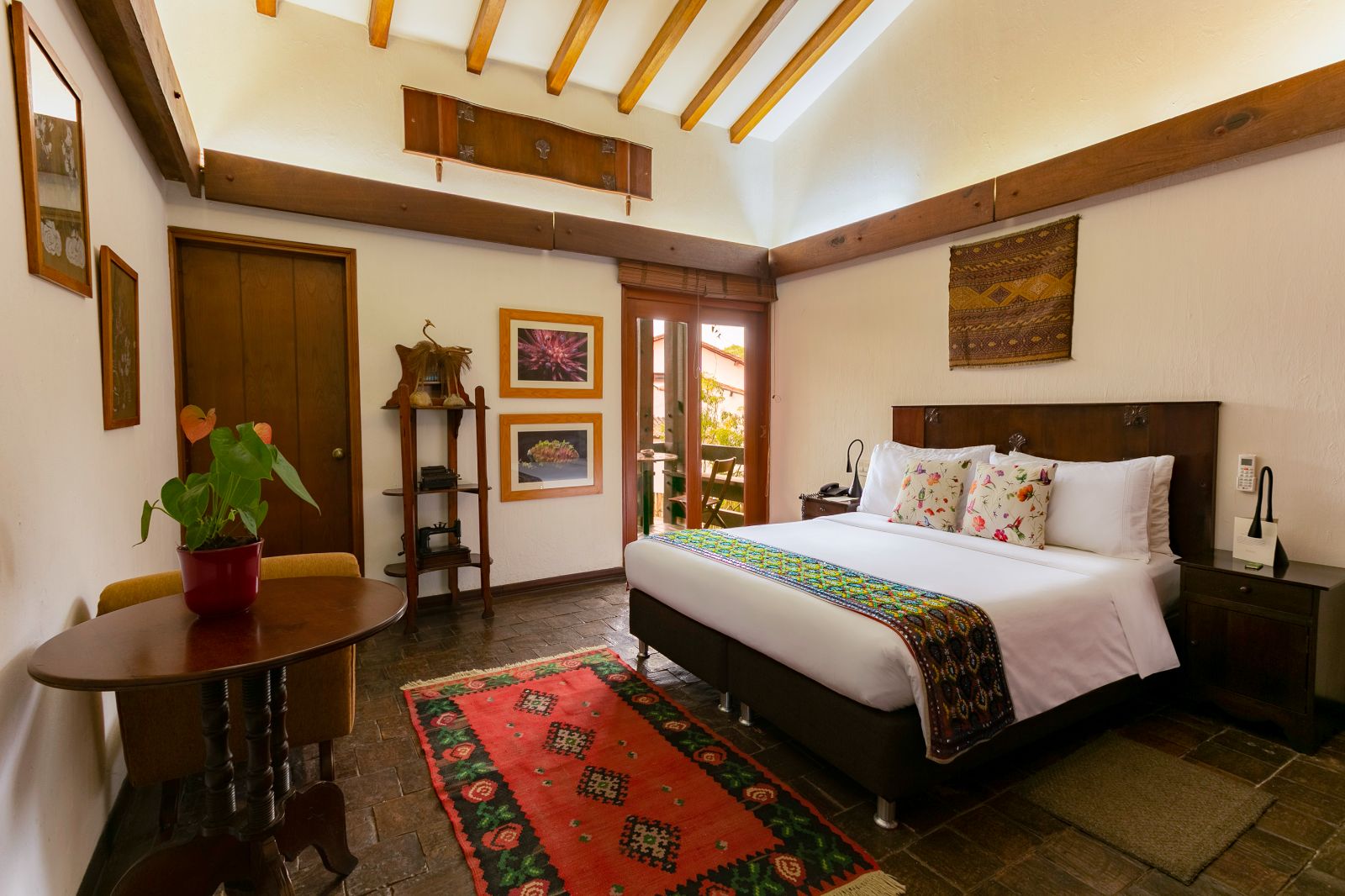 Double bed guest suite at Hotel Boutique Sazagua in Colombia's coffee region
