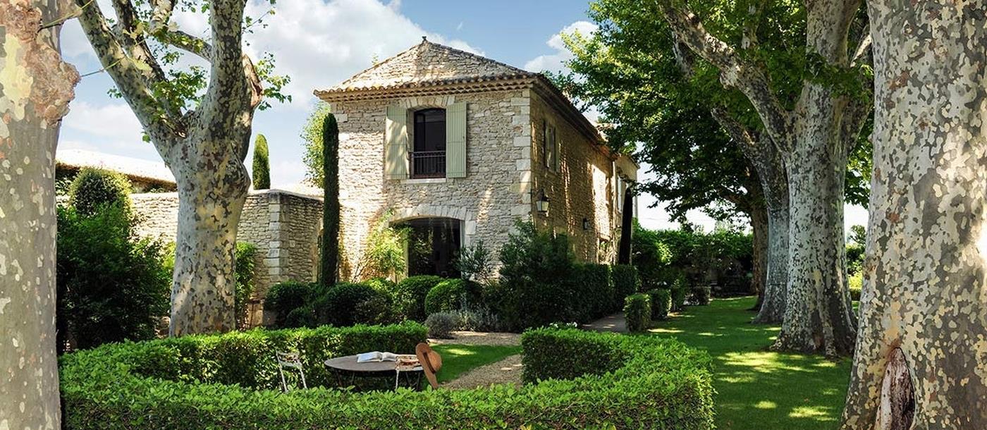 Front of villa with manicured hedges and seating Bastide sur la Sorgue in Provence