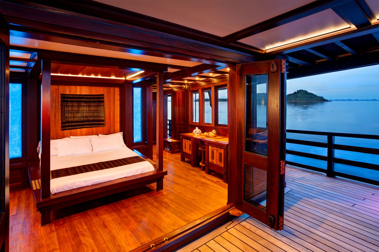 Master suite on the Dunia Baru phinisi in Indonesia