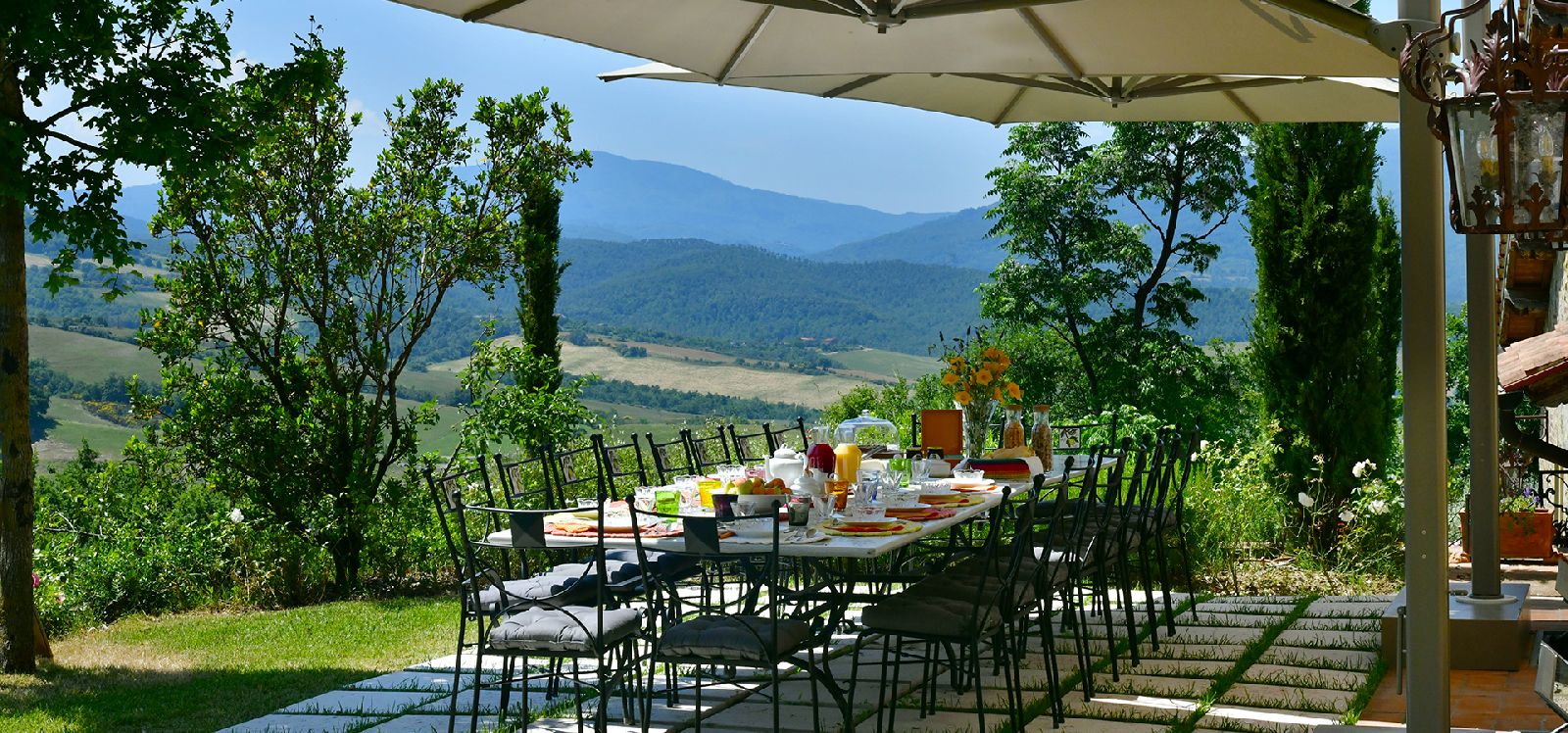 Outdoor dining on the terrace at villa Il Mugnello, luxury Val d'Orcia villa 