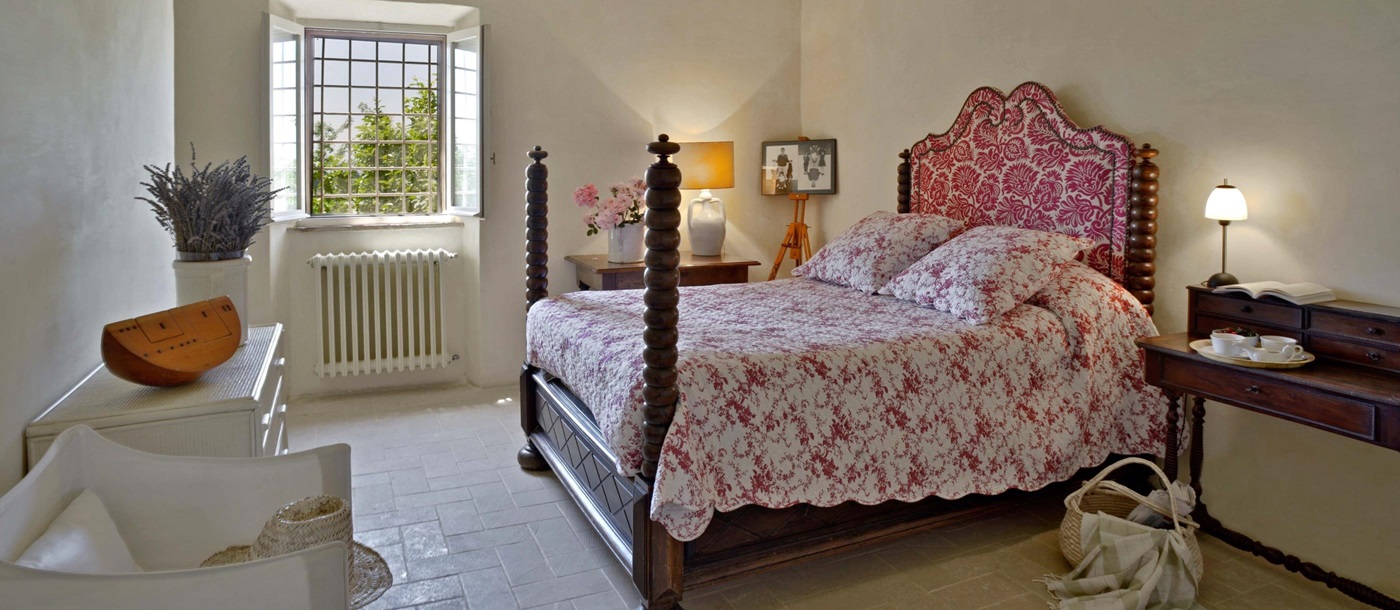 Pink double bedroom of  Podere Belpoggio, Tuscany