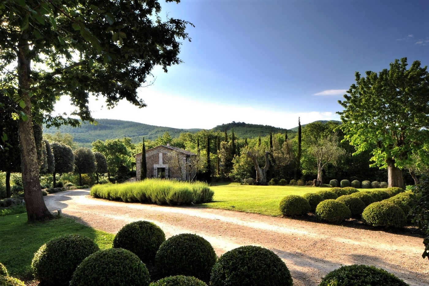 Driveway and garden of Villa Arrighi in Umbria
