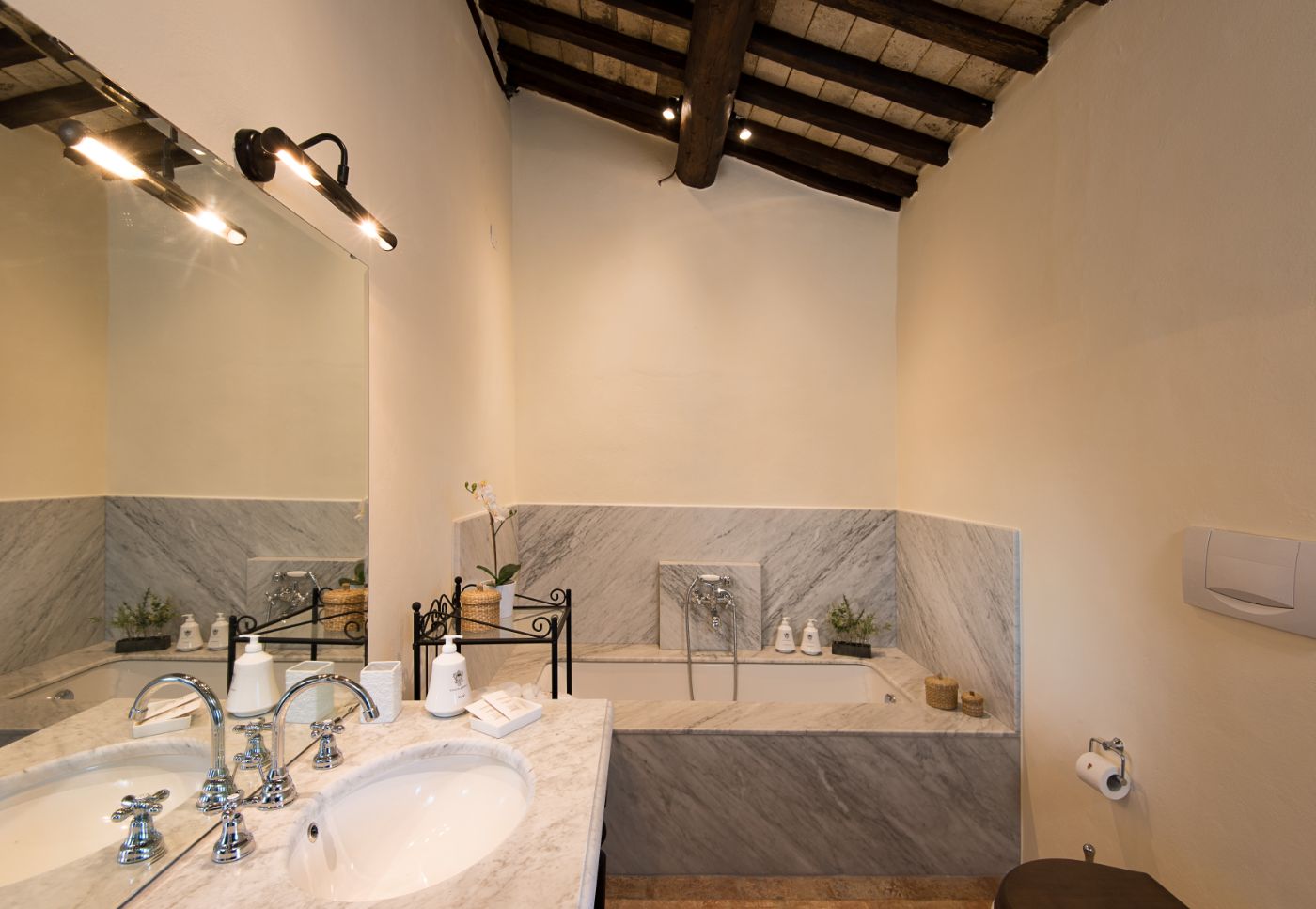 A bathroom with a fixed bath tub at Villa Pizzicato