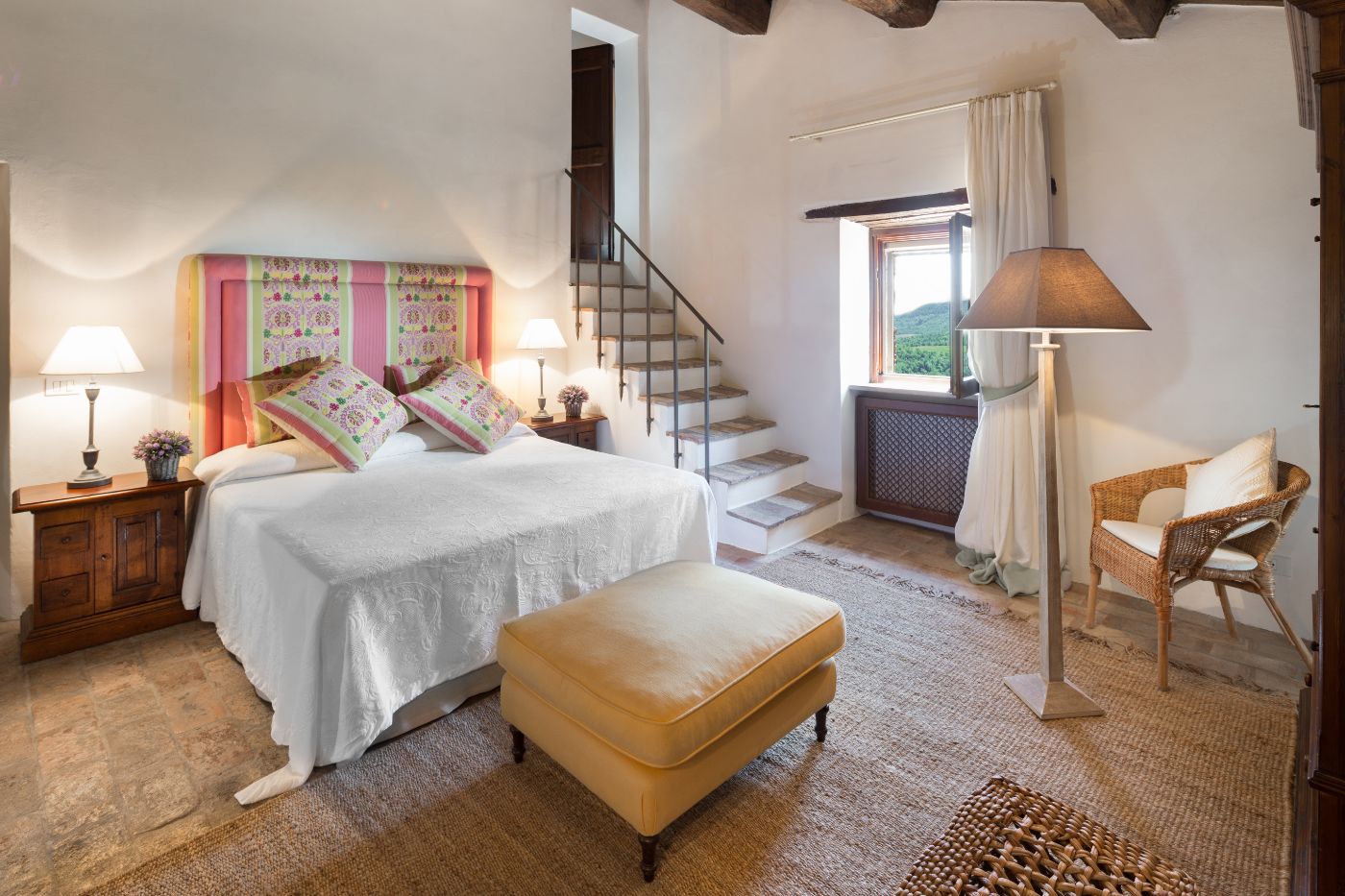 A spacious double bedroom at Villa Pizzicato