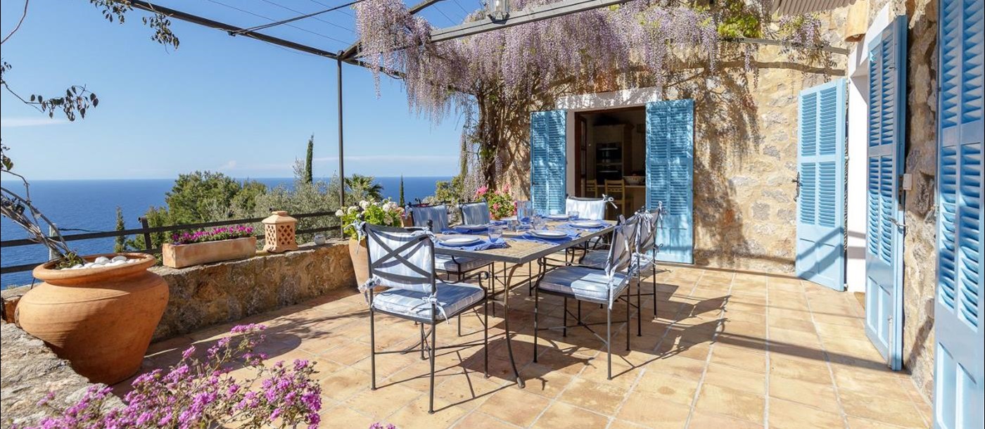 Terrace with dining table at Villa Mariposa 