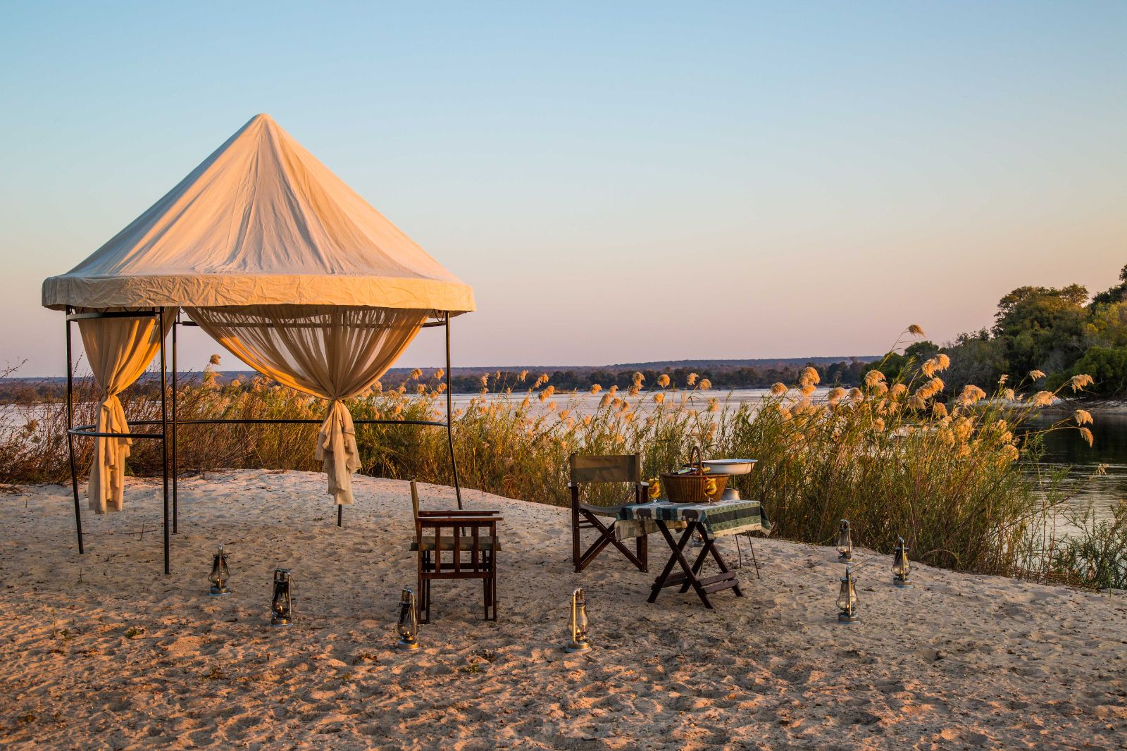 Outdoor beach dining at The River Club, Livingstone