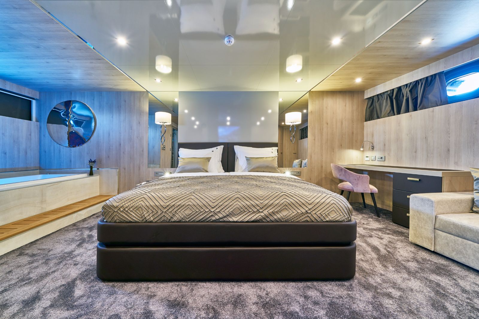 Guest cabin bed onboard the Dalmatino gulet in Croatia