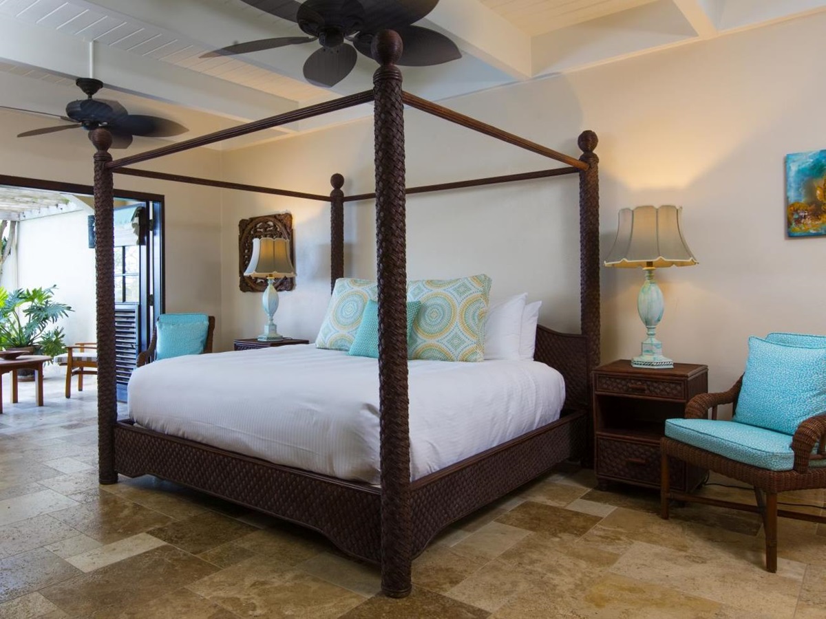 Bedroom with four poster bed in Banyan Villa