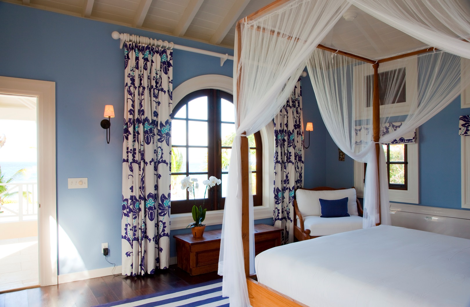 The blue double bedroom in Frangipani, Antigua