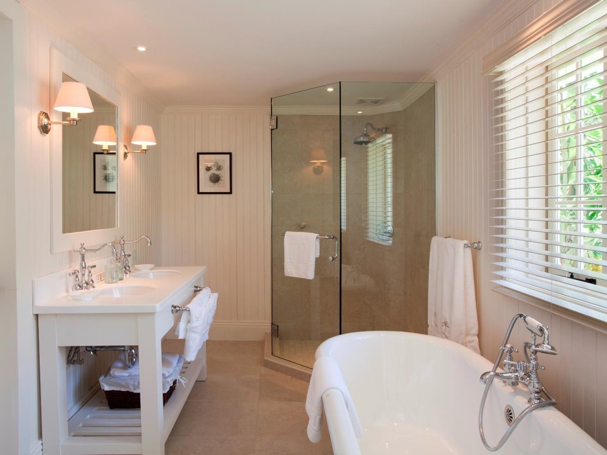 Pelican House in Antigua-bathroom