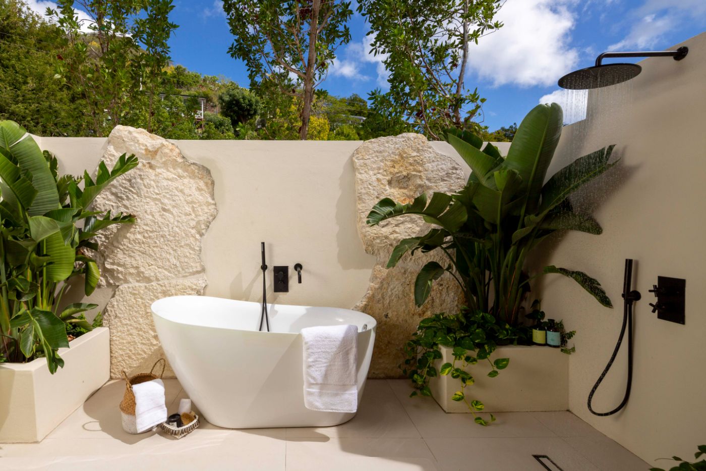casa-musica-antigua-master-bathroom-tub