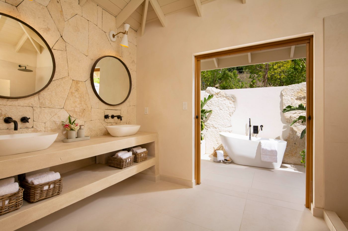 casa-musica-antigua-master-bathroom