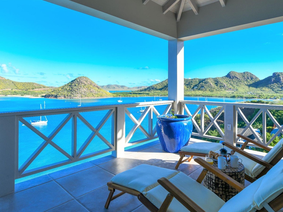 Balcony with loungers and sea view at Villa Papillon