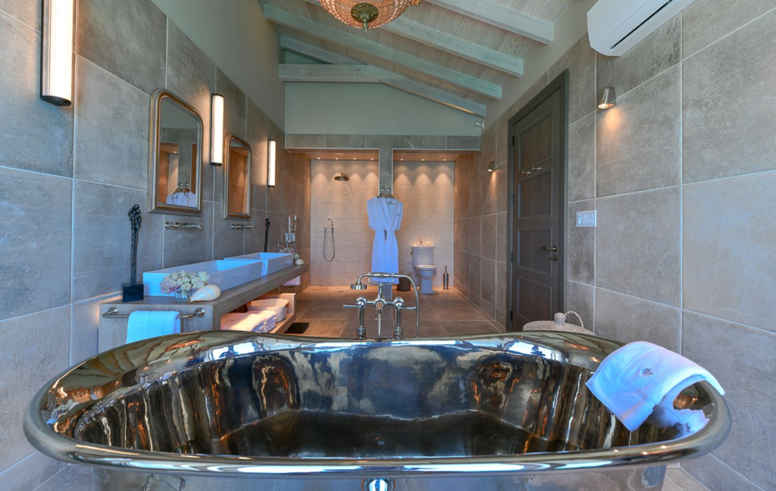 Bathroom with bathtub at Villa Papillon