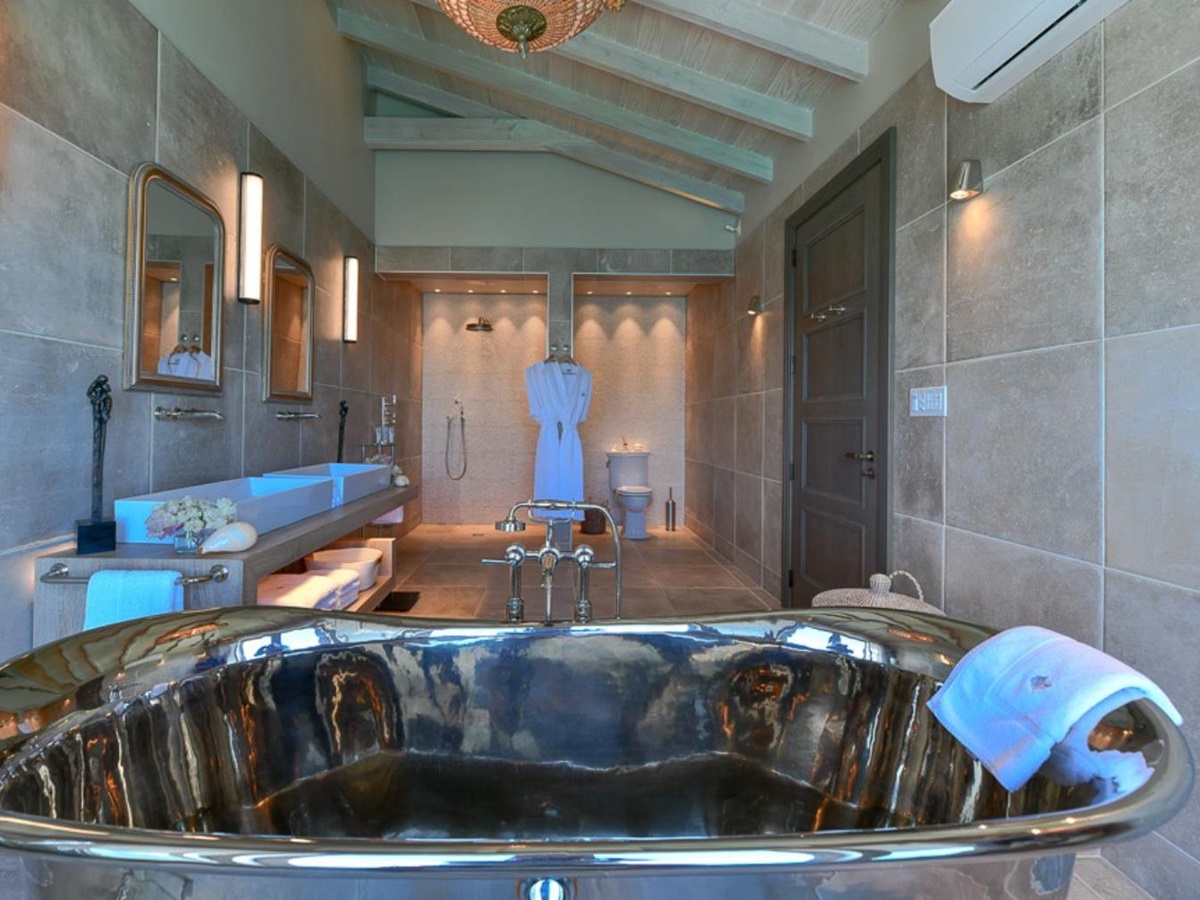 Bathroom with bathtub at Villa Papillon