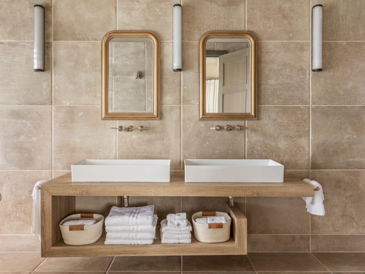 Bathroom with double sink at Villa Papillon