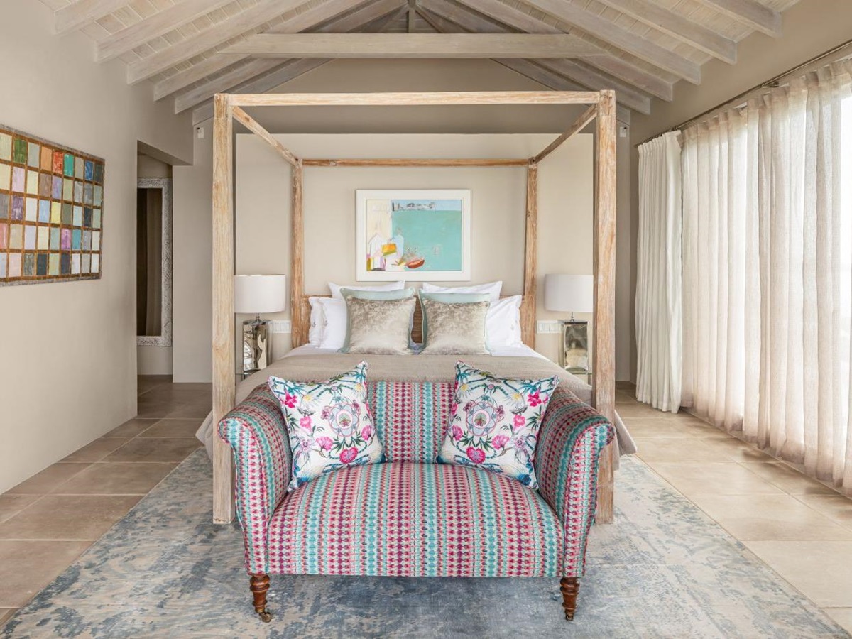 Bedroom with four poster bed at Villa Papillon