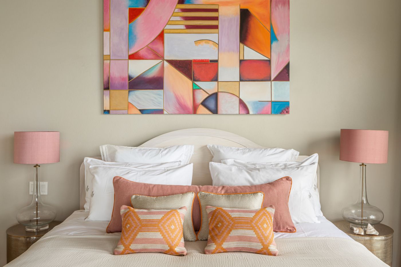 Bedroom with abstract artwork at Villa Papillon