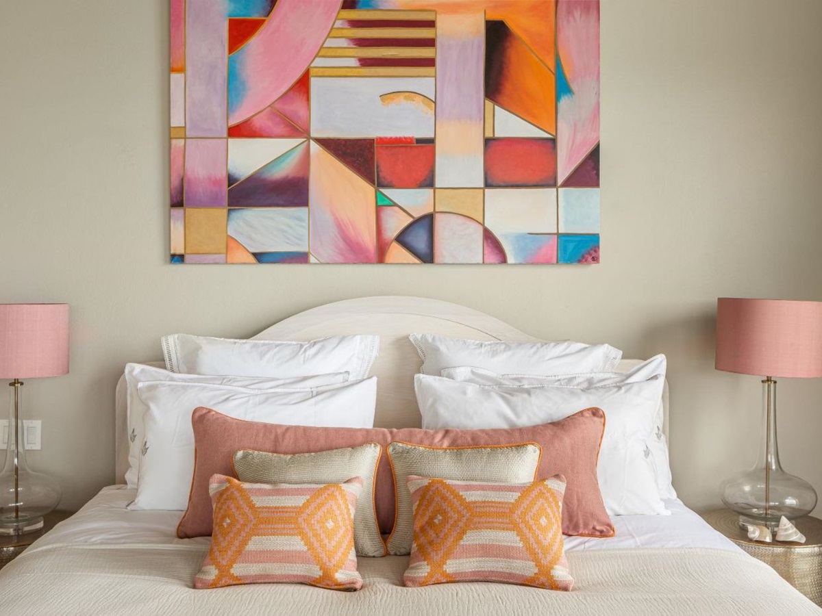 Bedroom with abstract artwork at Villa Papillon