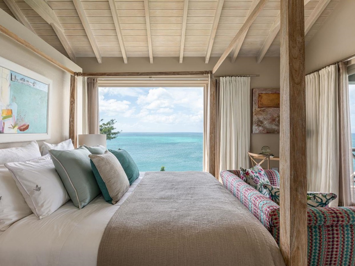 Bedroom with sea view at Villa Papillon