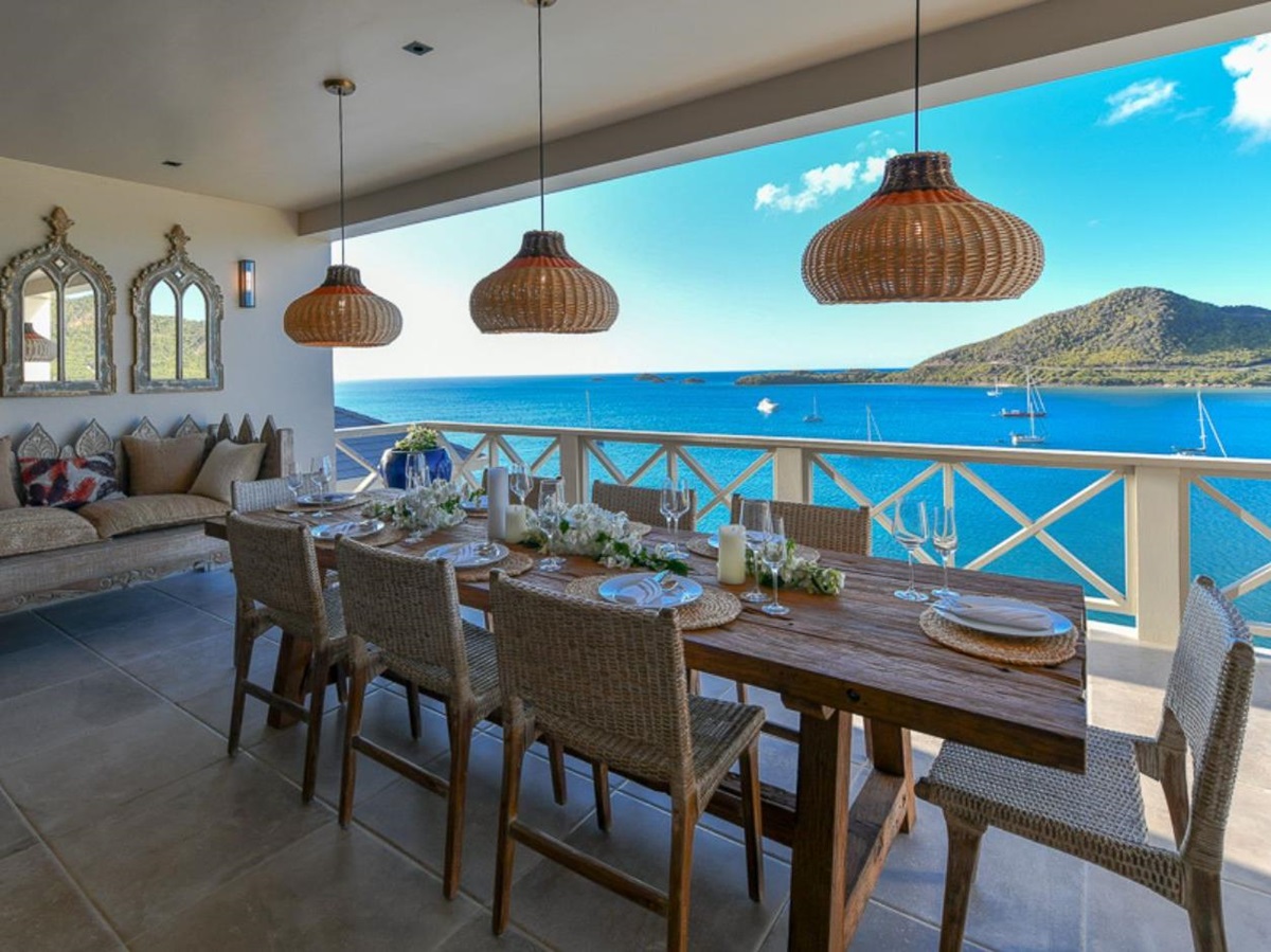 Dining room with sea view at Villa Papillon