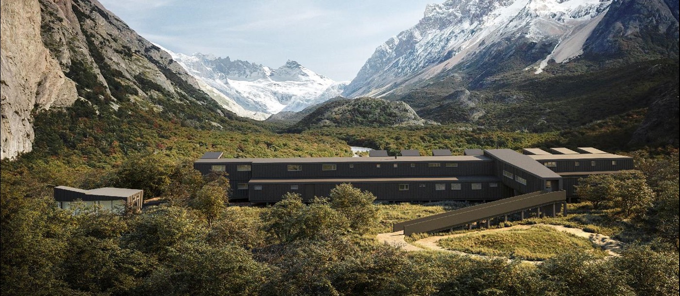 Explora El Chalten in Argentina and its backdrop of Patagonian mountains