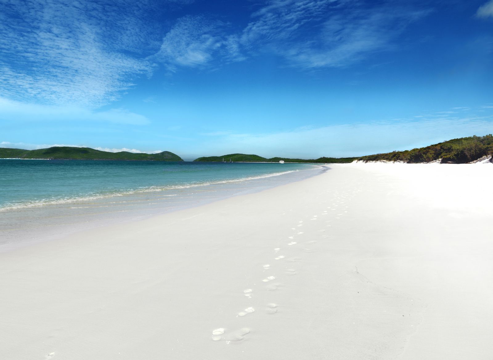 white sand and clear blue seas at Whitehaven Beach by luxury lodge Qualia in Australia 