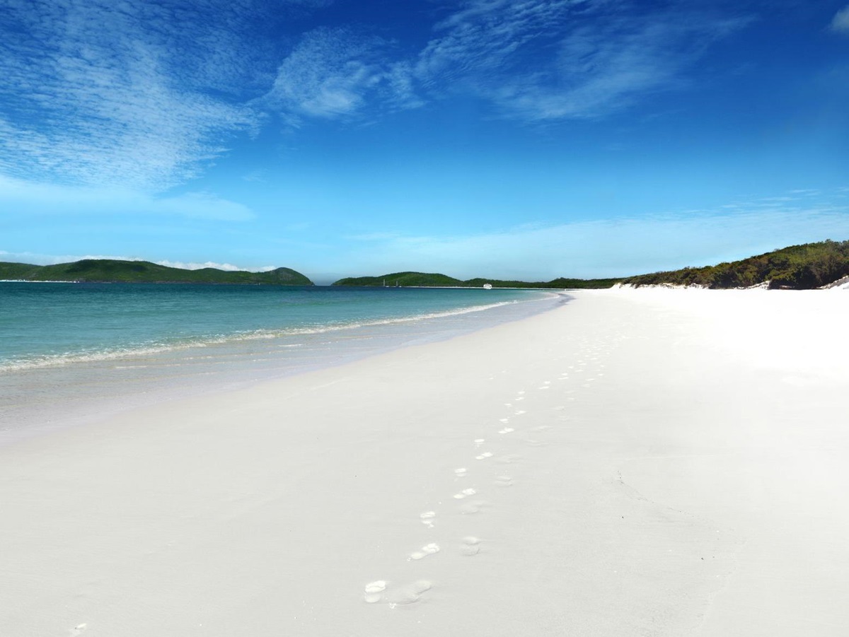 white sand and clear blue seas at Whitehaven Beach by luxury lodge Qualia in Australia