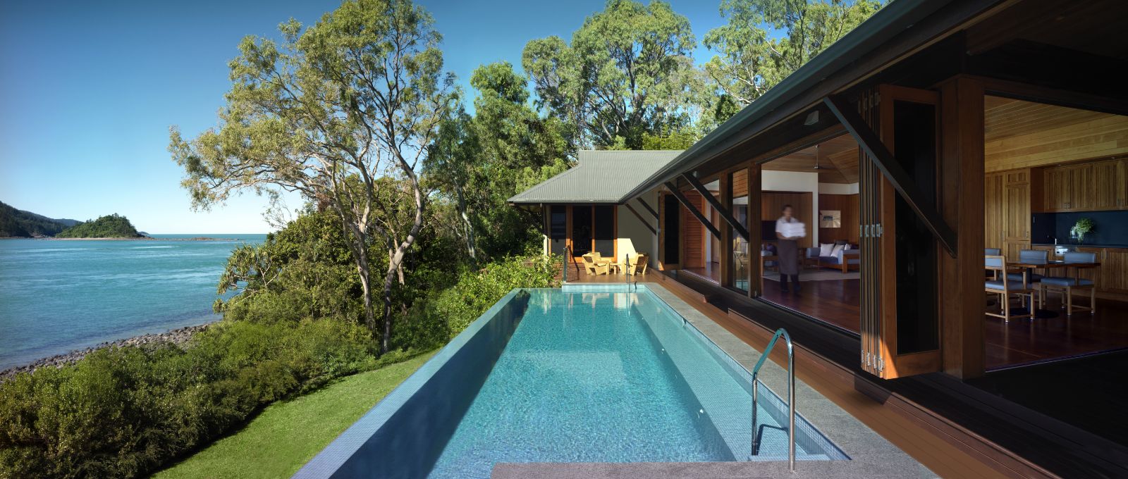 Beach house pool with view of the Great Barrier Reef at luxury lodge Qualia in Australia