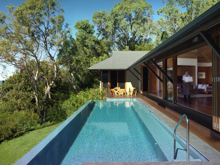 Beach house pool with view of the Great Barrier Reef at luxury lodge Qualia in Australia