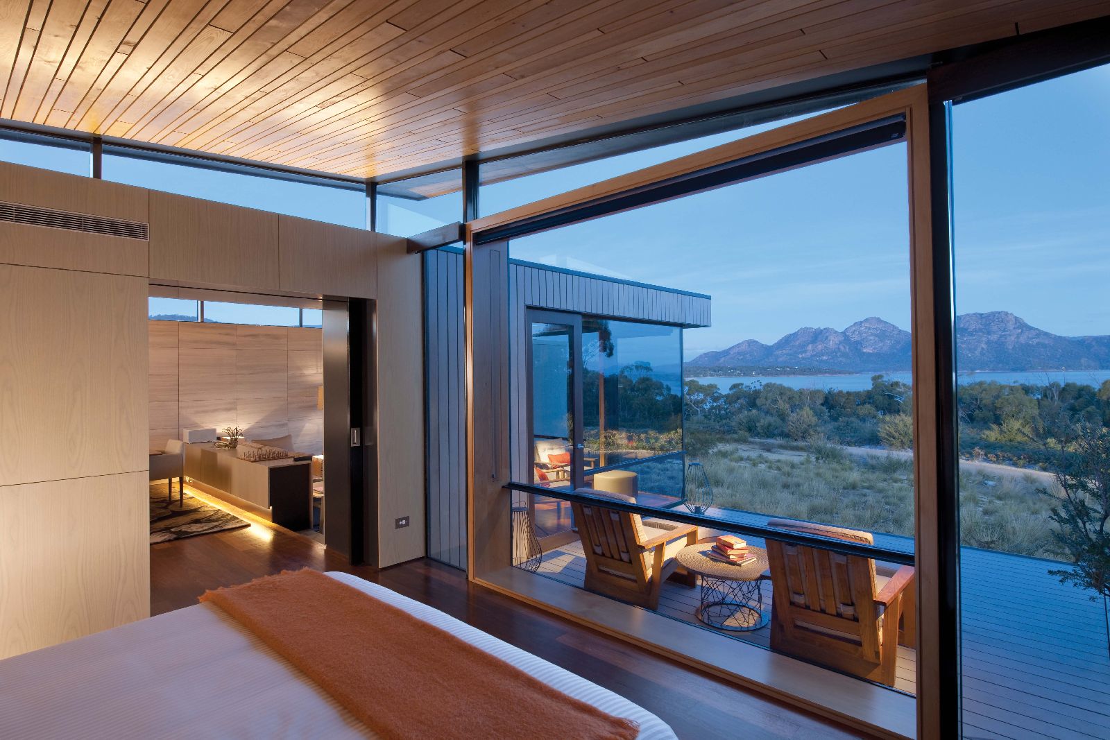 Suite and terrace with mountain views at the Saffire Freycinet hotel in Tasmania