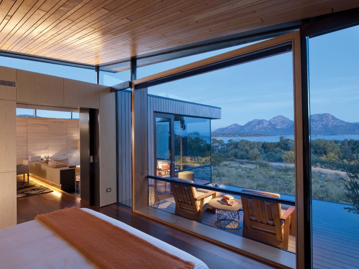 Suite and terrace with mountain views at the Saffire Freycinet hotel in Tasmania