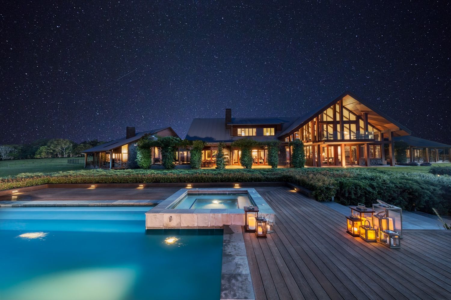 Night view of Spicers Peak Lodge in Australia 
