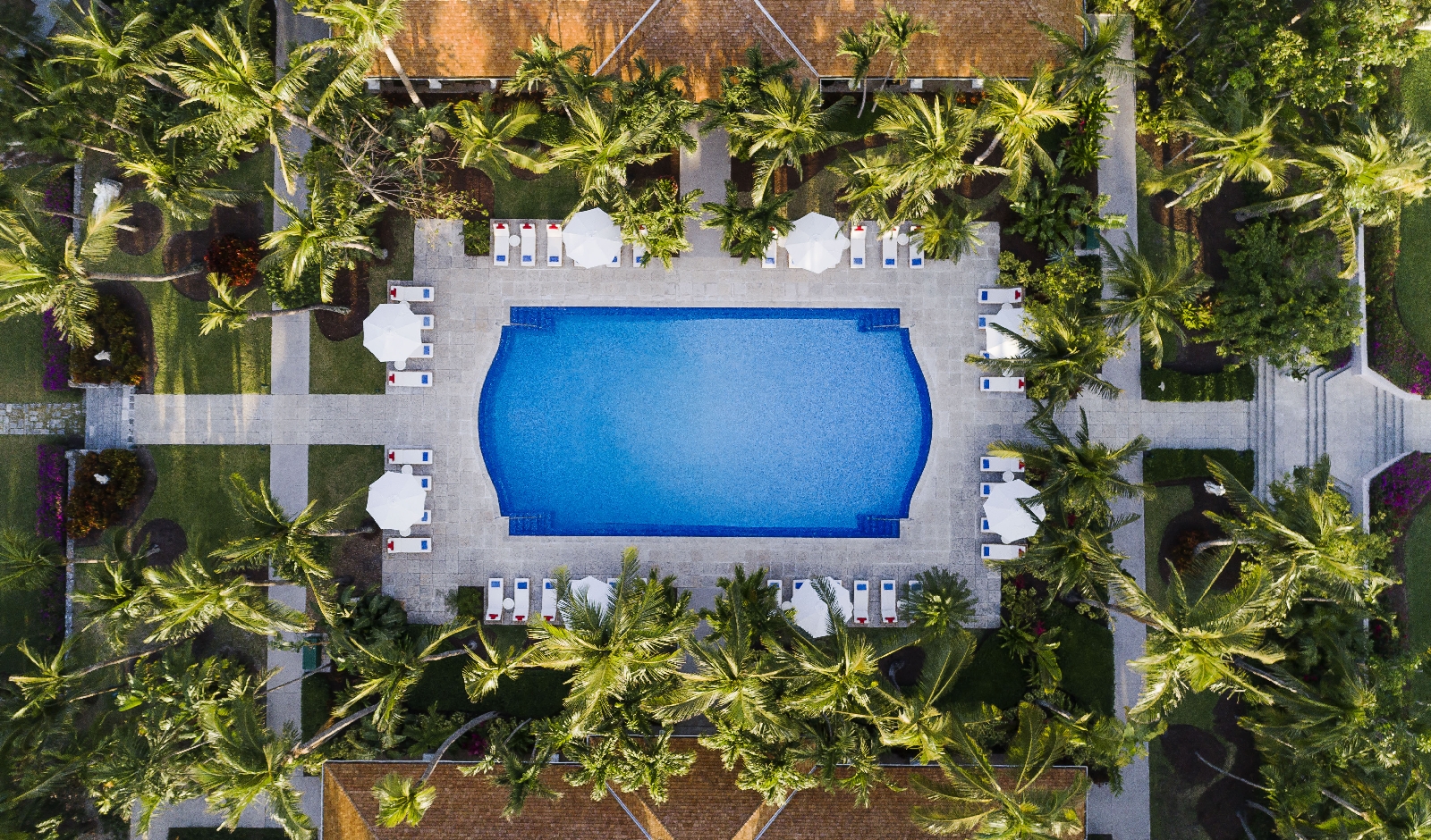 Aeria of the swimming pool at Four Seasons Ocean Club, Bahamas