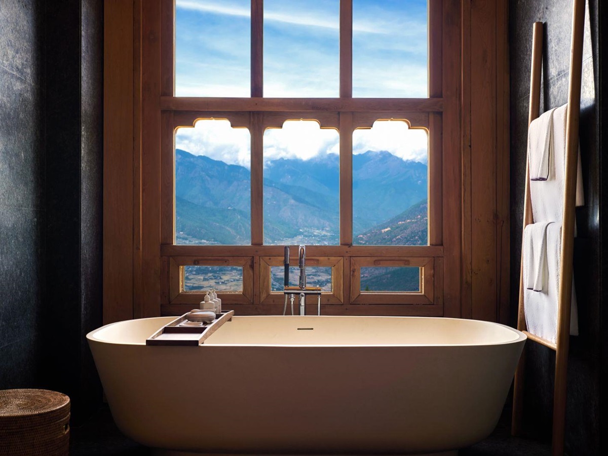 Large bath with mountain views