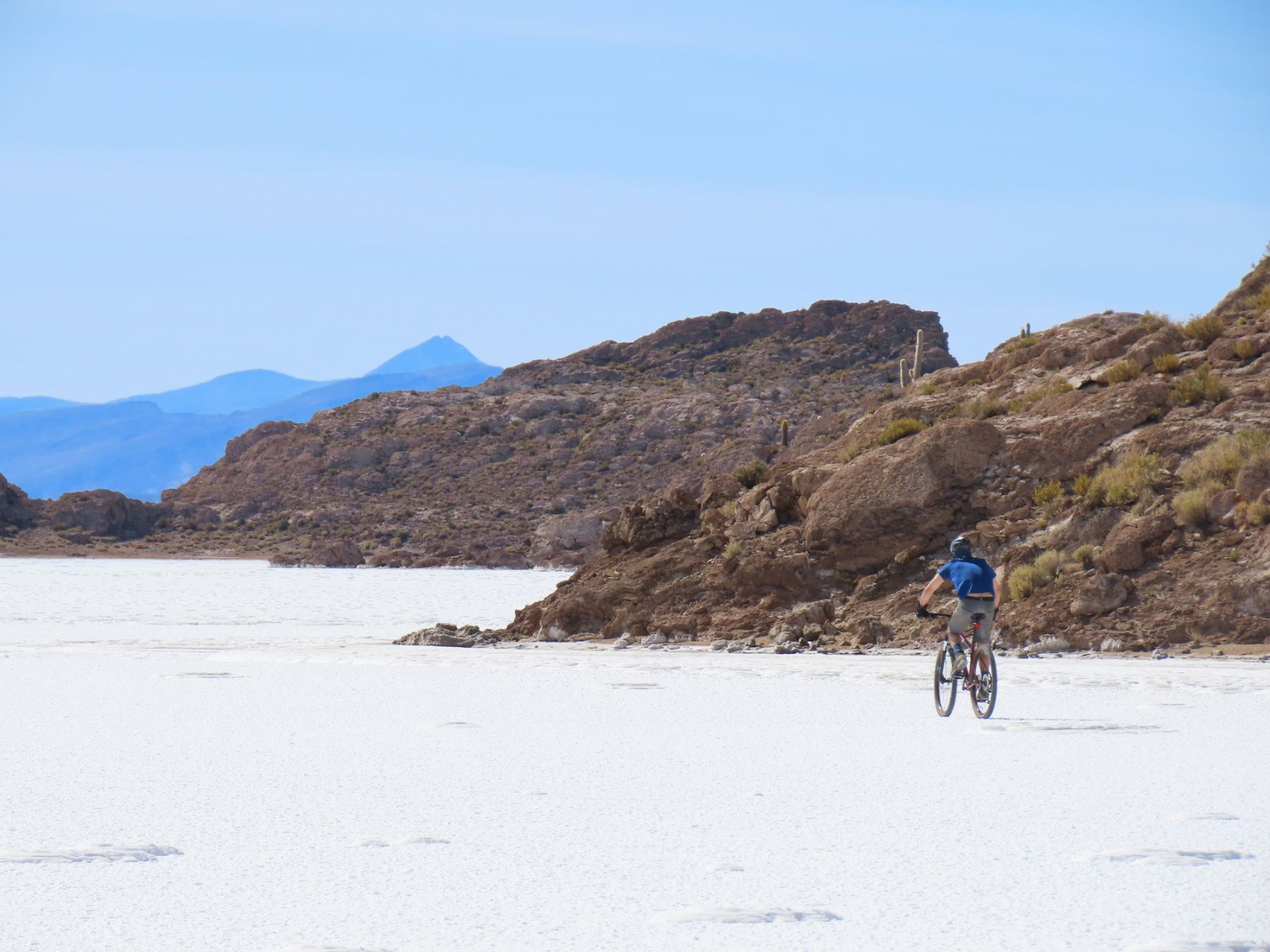 Guest of Explora Travesia cycling along the Salar de Uyuni, Bolivia