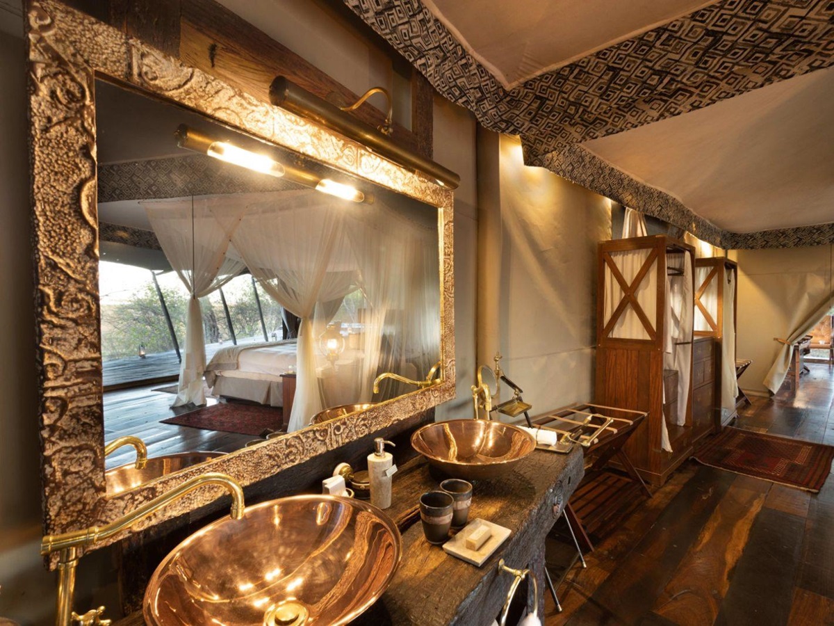 Guest suite bathroom at Zafara Camp in Botswana's Selinda Reserve