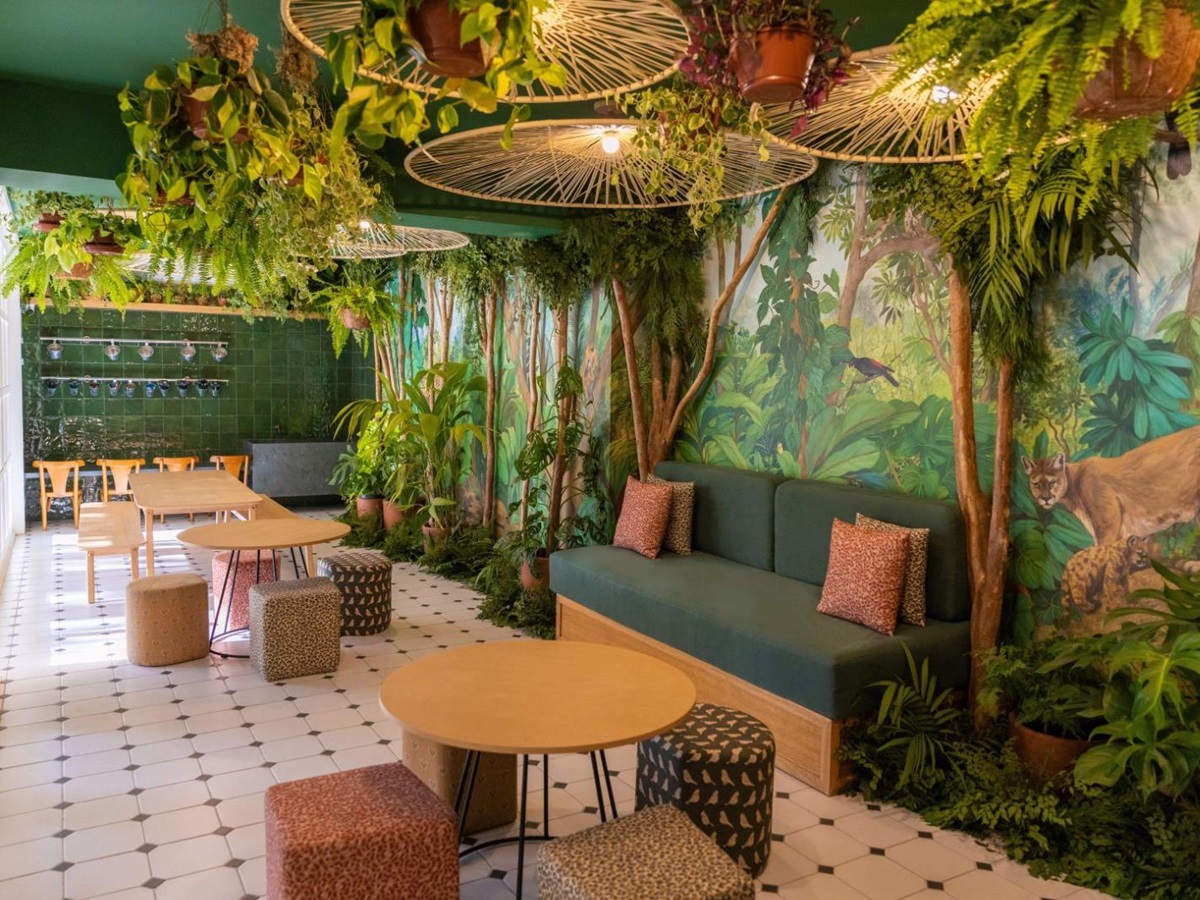 Restaurant and seating area at Belmond Hotel das Cataratas near he Iguazu Falls in Brazil