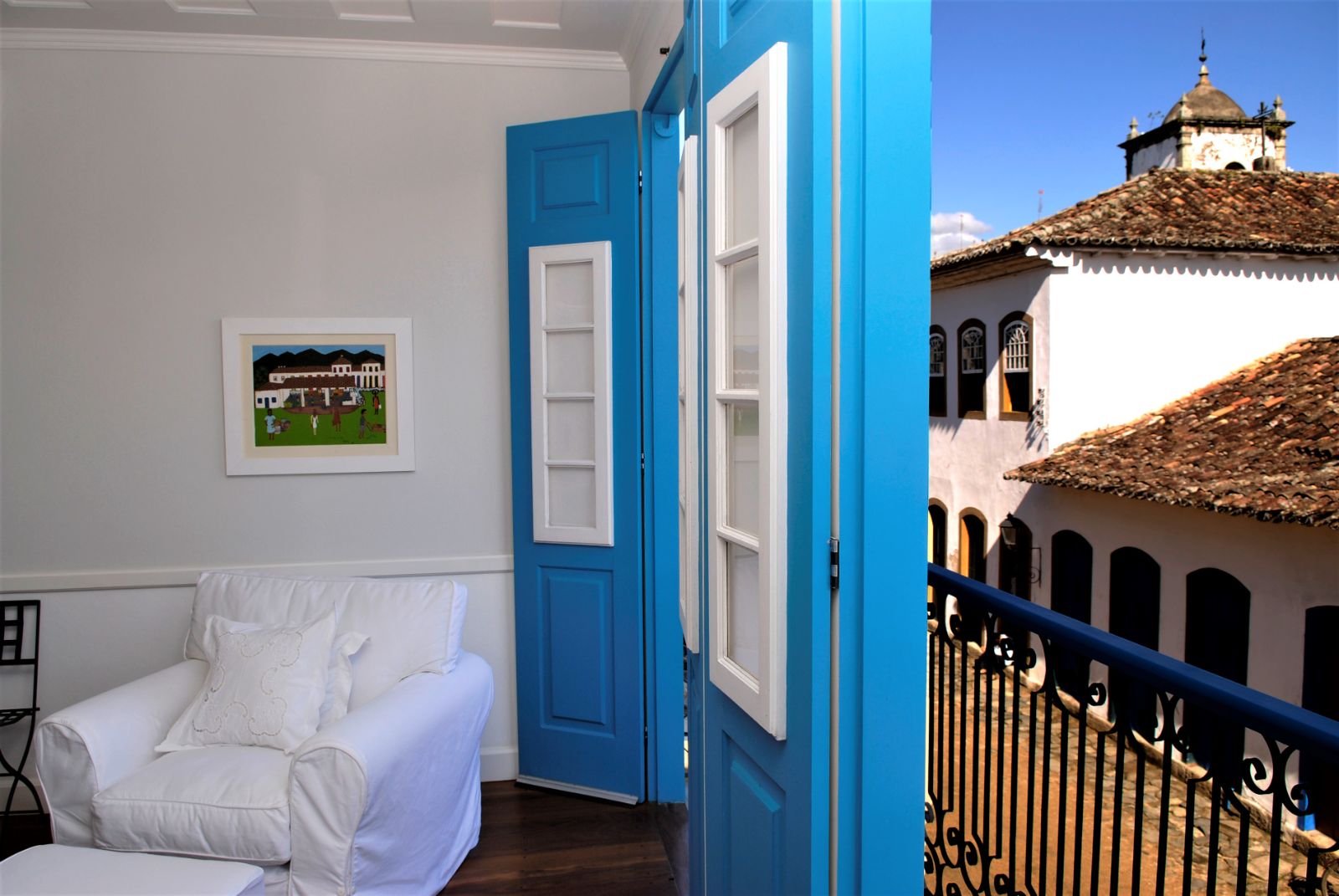 Turquoise guest suite balcony at Casa Turquesa in Paraty in Brazil