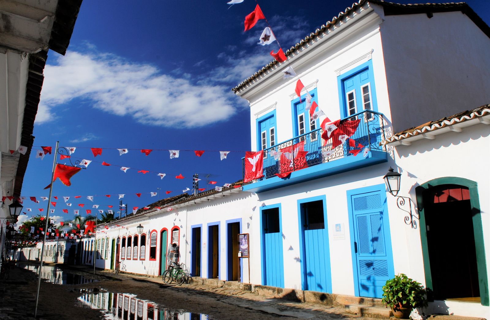 Exterior view of Casa Turquesa hotel in Paraty, Brazil