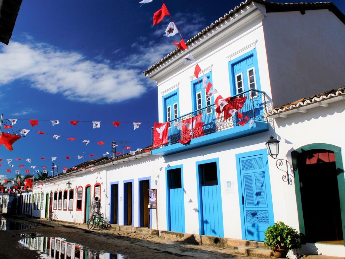 Exterior view of Casa Turquesa hotel in Paraty, Brazil