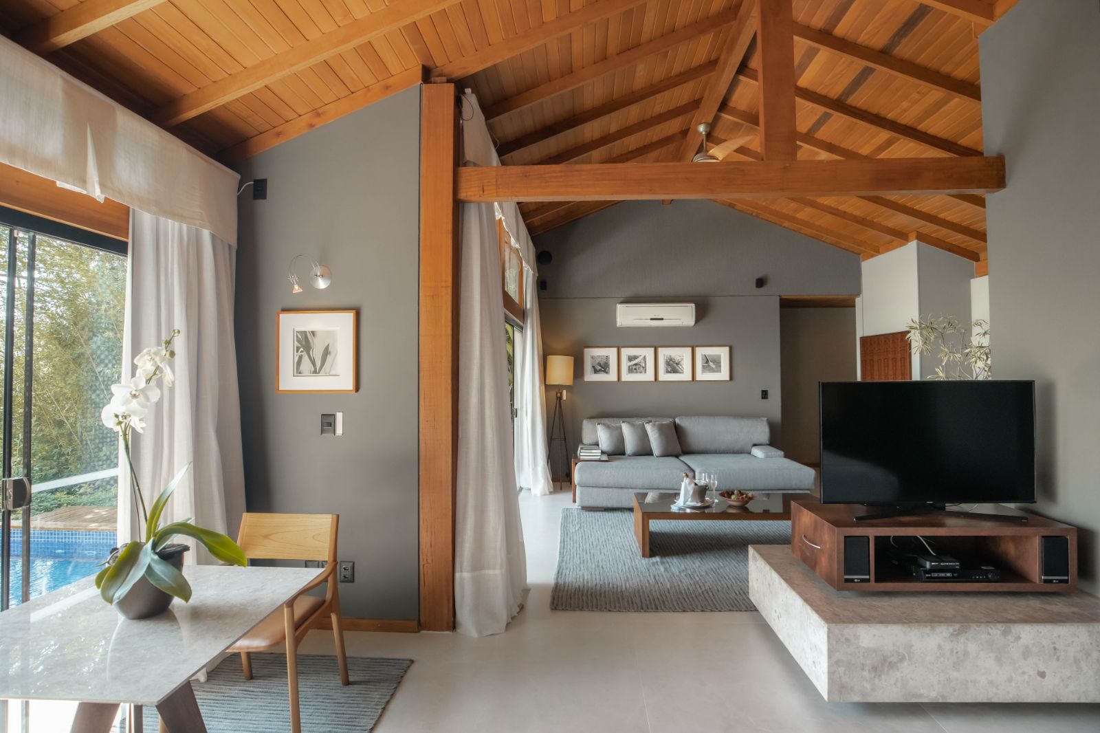 Davilla guest suite lounge at Ponta Dos Ganchos Excusive Resort in Brazil