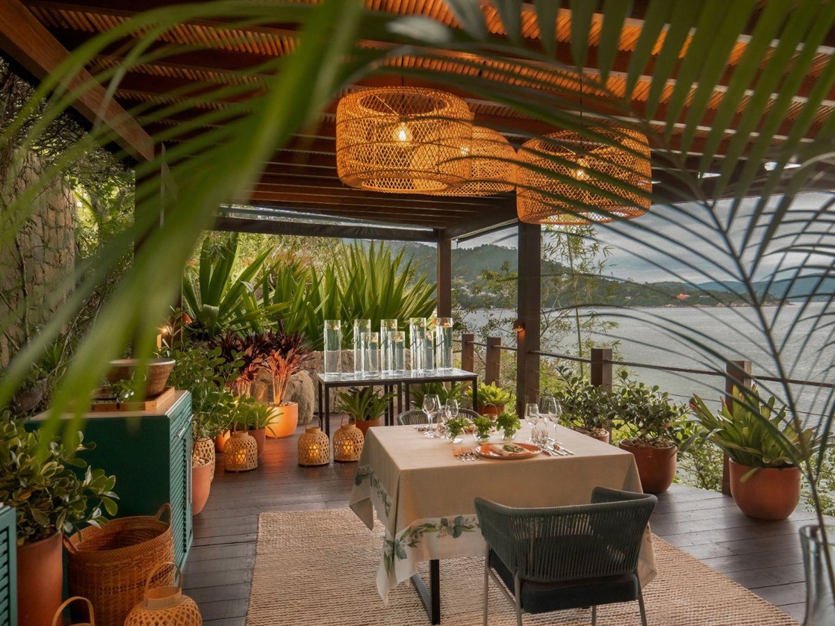 Veleza restaurant dining at Ponta Dos Ganchos Excusive Resort in Brazil