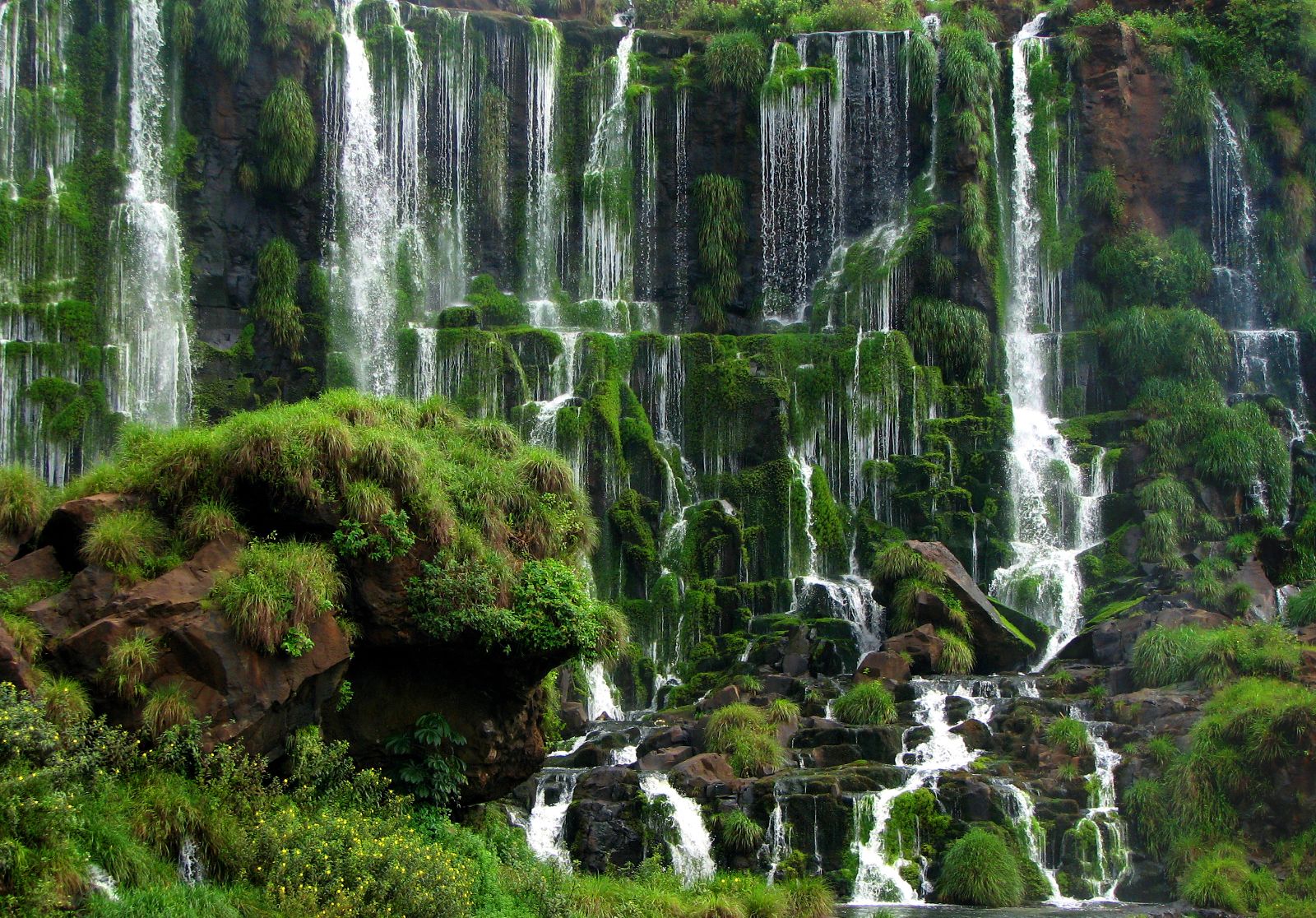 Trailing waterfalls at Iguaçu, Brazil