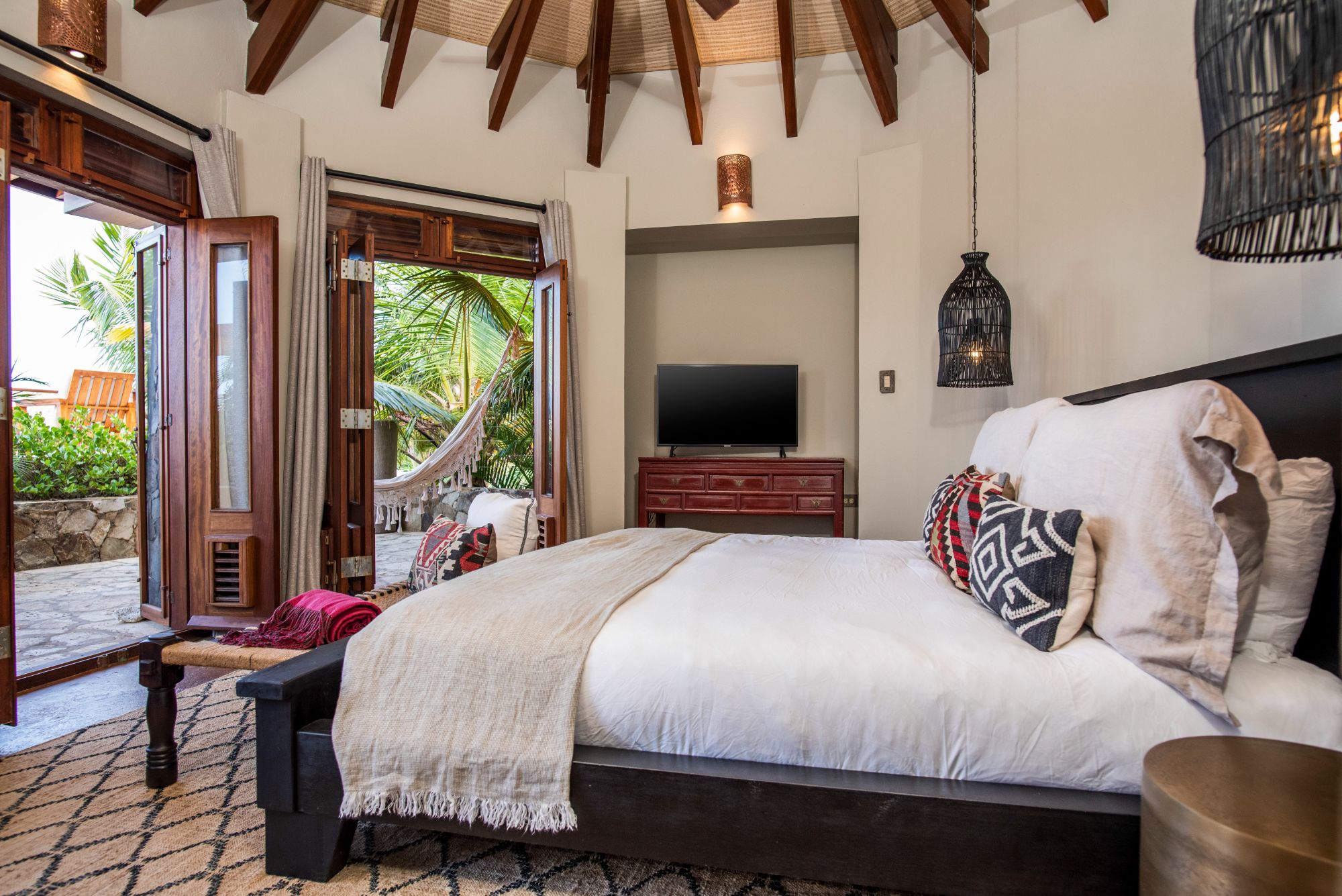 Bedroom with double bed at Baraka Point