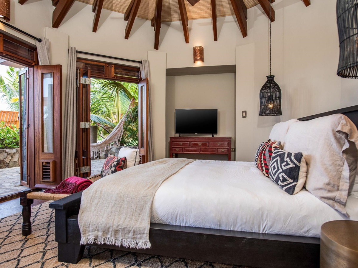 Bedroom with double bed at Baraka Point