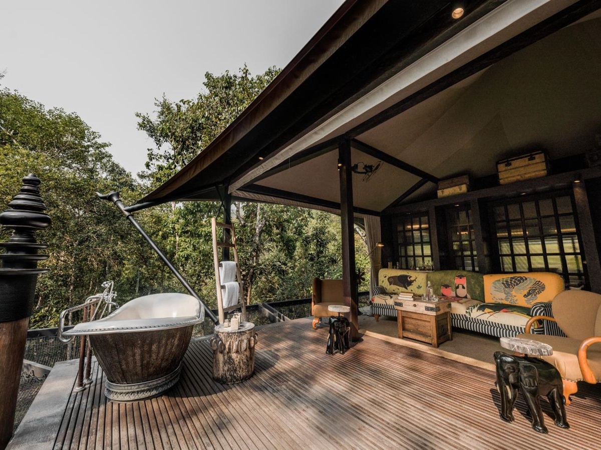 Outside terrace area with bathtub at Luxury resort Shinta Mani Wild