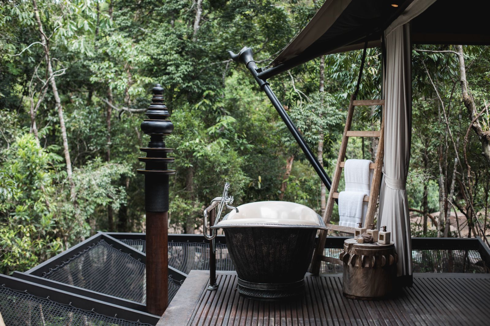 Outdoor bath overlooking the jungle at Luxury resort Shinta Mani Wild 