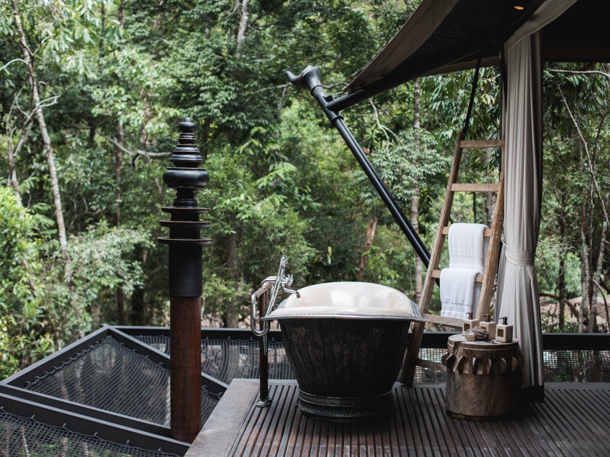 Outdoor bath overlooking the jungle at Luxury resort Shinta Mani Wild